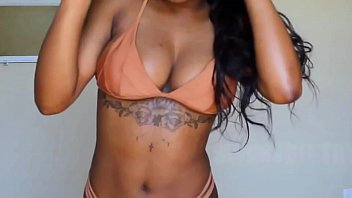 Bikini morena cuerpazo con tatuajes