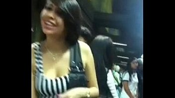Venezolana Mini falda en el metro q rico