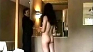Flaca masturbandose en pena frente al servicio del hotel