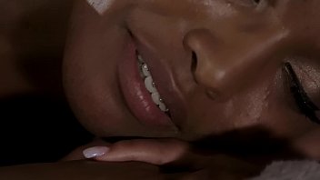 Des lesbiennes noires s'excitent dans un massage chaud