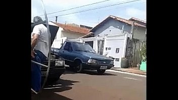 Irmã da CCB fazendo caminhada usando a saia jeans com o tênis esportivo com seu cabelão.