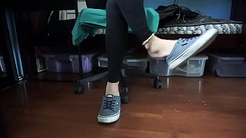 Linda chica asiatica jugando con sus pies