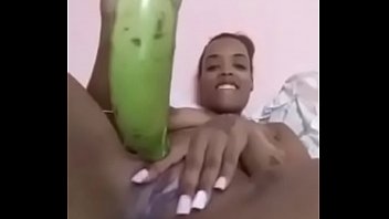 Virgen Morita jovencita de 18 años se penetra el culo con un plátano
