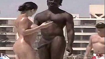 Negro En Playa Nudista